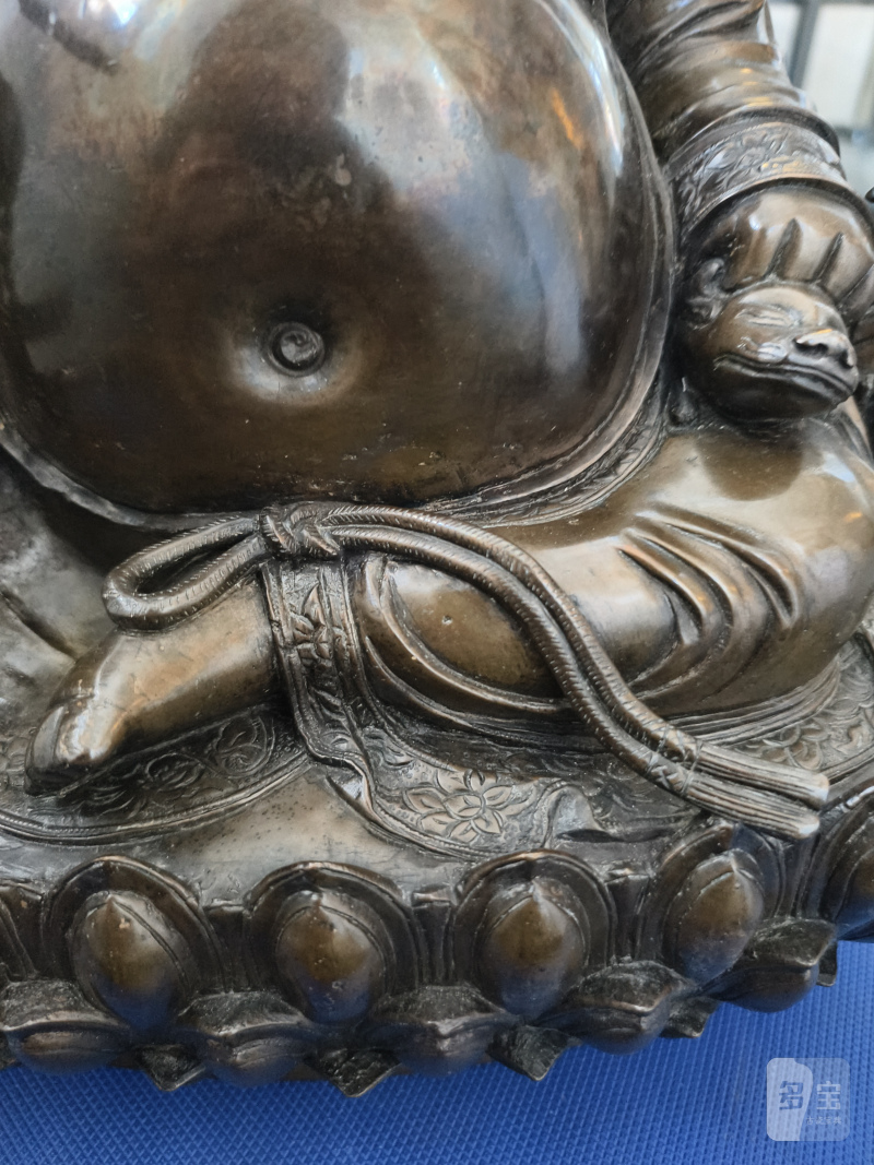 A large cast bronze figure of seated Budai with boys on a lotus pedestal - 图13